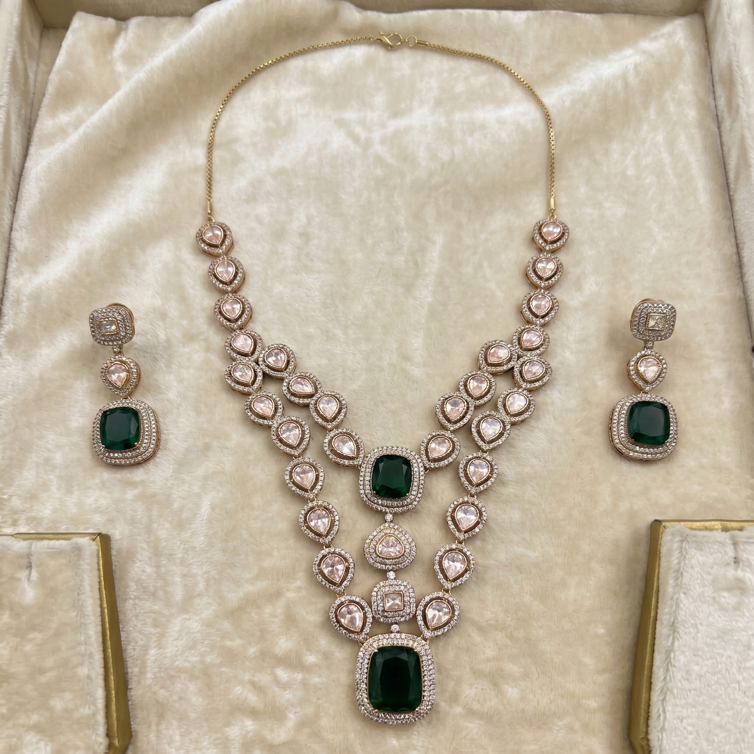 Gold-Plated Emerald Kundan & Cubic Zirconia-Studded & Beaded Jewellery Set